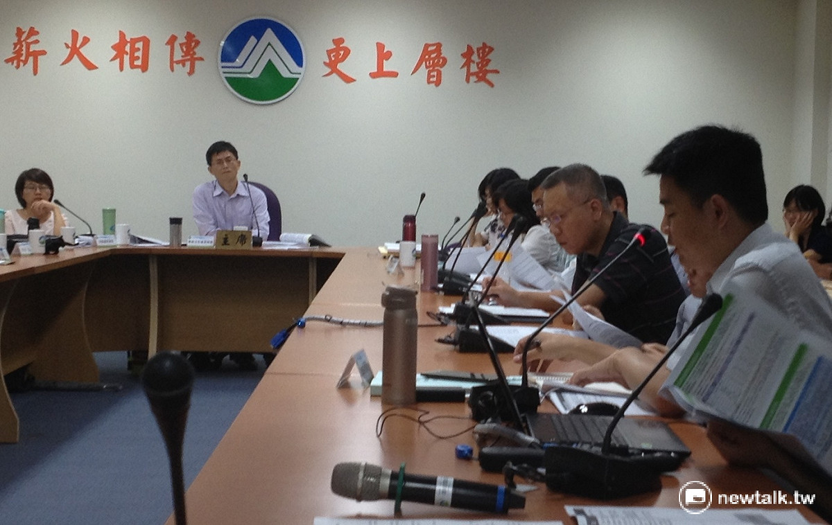環保署副署長詹順貴(左2)入閣後首次主持環評會議，在台中市政府代表簡報台中市區域計畫時仔細聆聽。 圖：周富美/攝