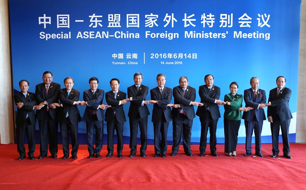 中國與東南亞國家協會（ASEAN，簡稱「東協」；中國稱為「東南亞國家聯盟，簡稱「東盟」）10國於14日在中國雲南省玉溪召開特別外長會議，共同商討南海問題。 圖：達志影像/路透社