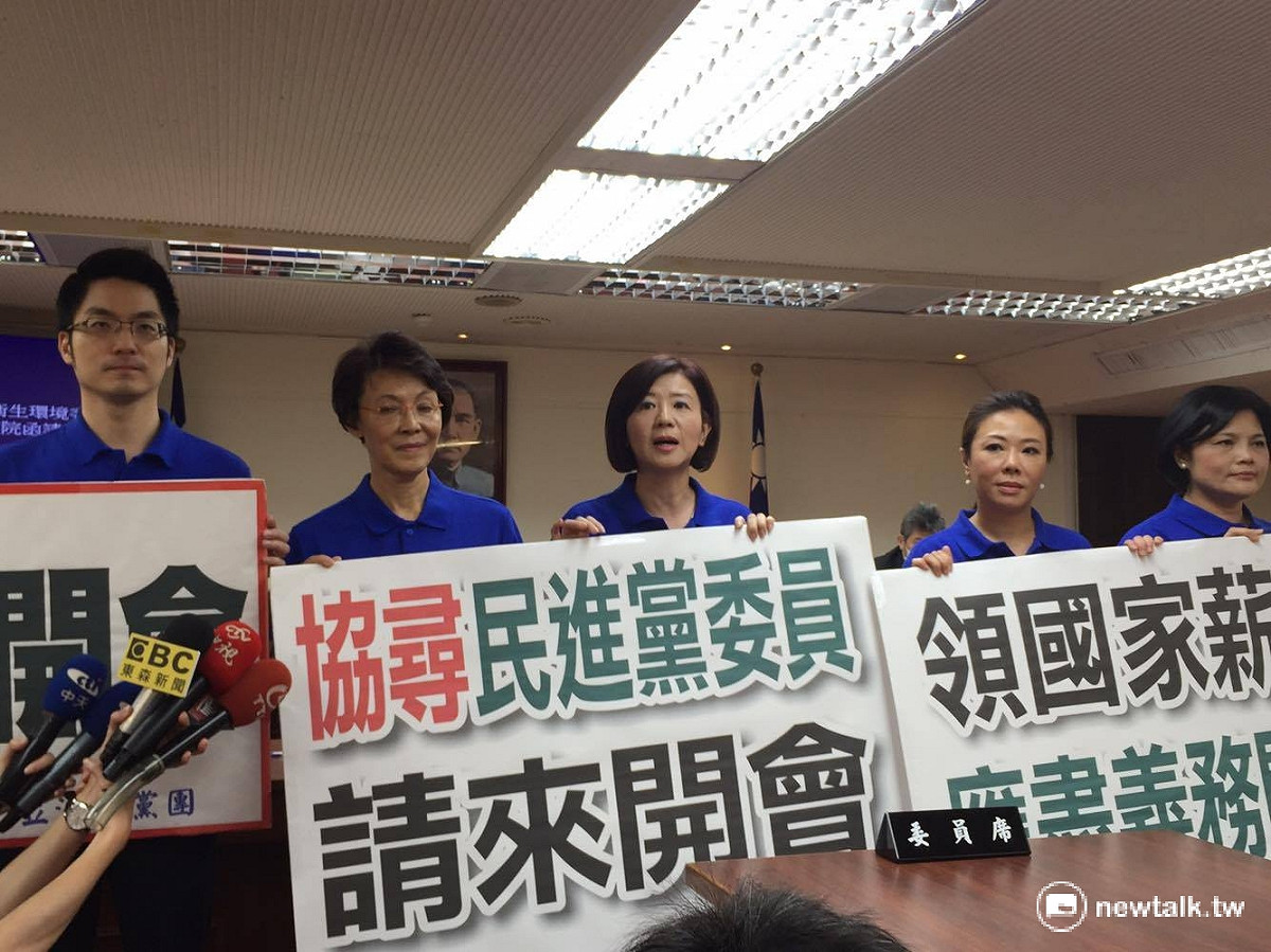 立法院社福及衛生環境委員會15日排案審查《中華民國紅十字會法》修正草案。不過民進黨與時代力量的立委全數未簽到出席委員會，導致會議停擺。 圖：鄭佑漢/攝