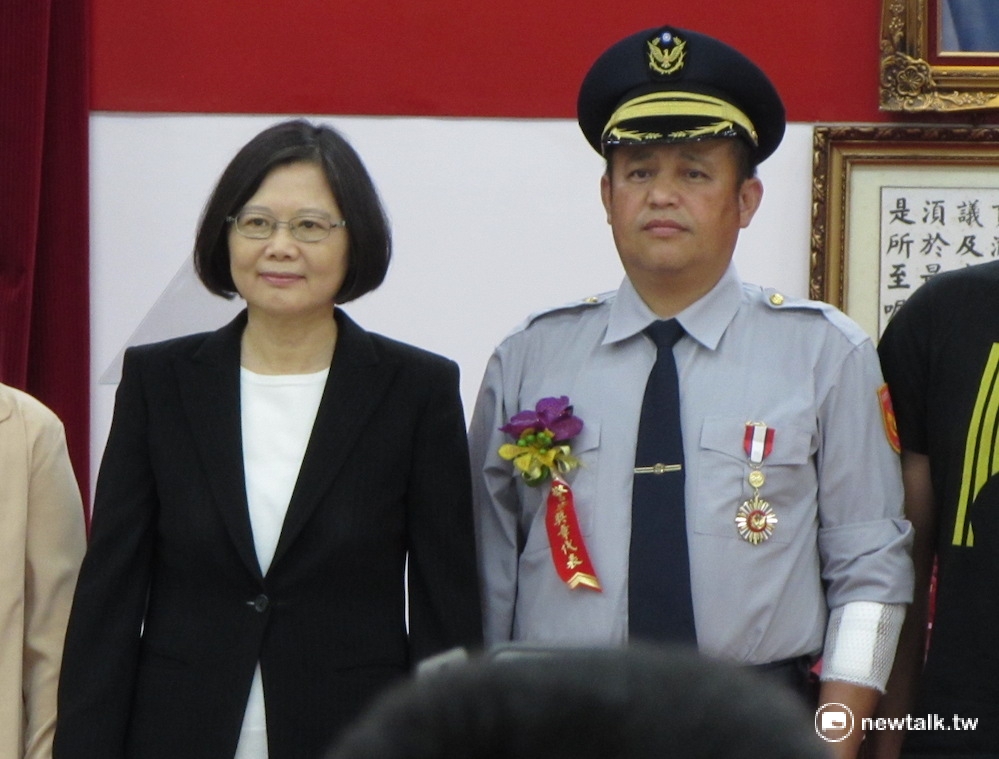總統蔡英文15日出席警察節慶祝大會，向警察提出反毒、反詐騙2項任務要求與3大改革承諾。圖為蔡英文與黃信文合照。 圖：邱珮文/攝