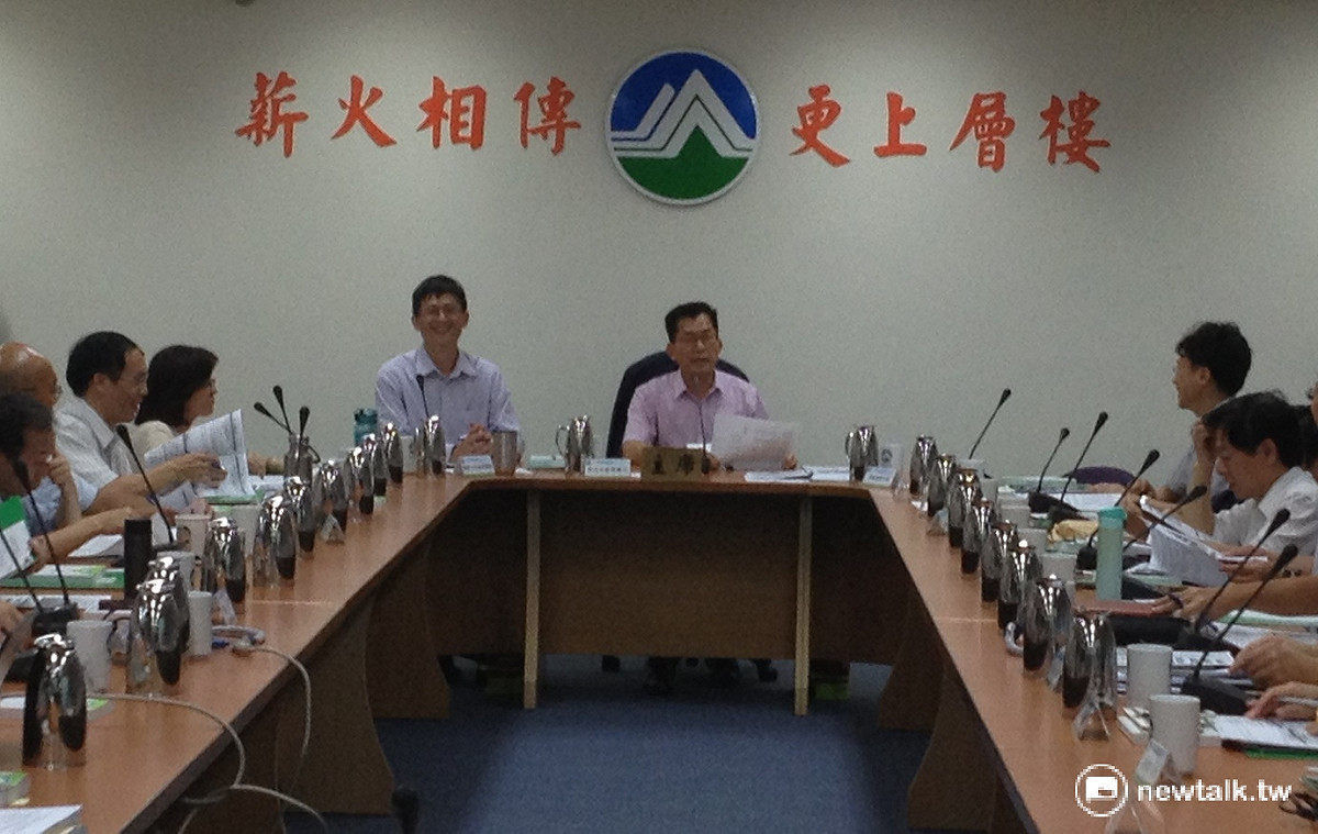 環保署長李應元(後左2)上任後15日首度主持環評大會。 圖：周富美/攝