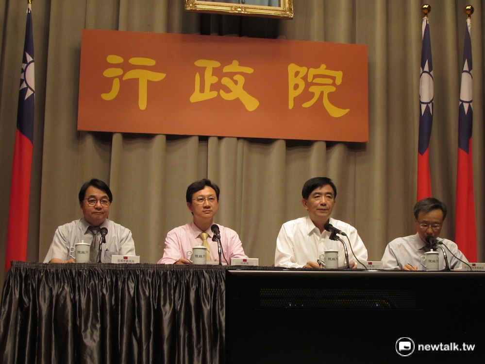 配合新政府新南向政策的推動，行政院15日召開記者會，宣布放寬並簡化東協與印度等8國旅客來台簽證，吸引東南亞觀光客來台。 圖：邱珮文/攝