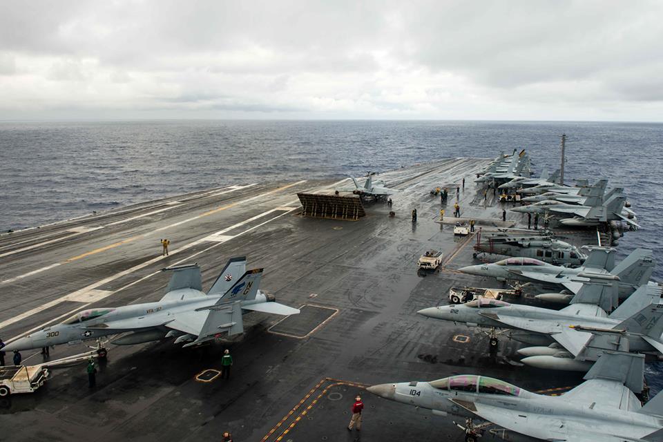 美國派出核動力史坦尼斯號，及「超級大黃蜂」戰鬥機等重量級軍備，與日本、印度一同舉行海上軍事演習。 圖：翻攝史坦尼斯號臉書