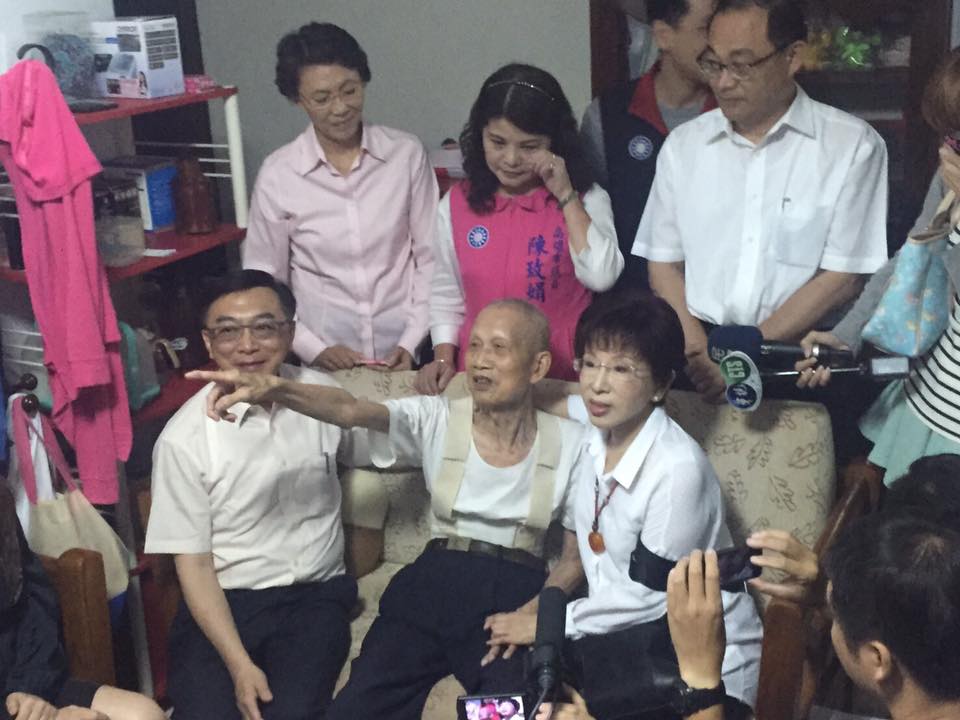 國民黨主席洪秀柱11日探視遭到台灣民政府成員洪素珠言語暴力攻擊的榮民。 圖：翻攝自洪秀柱臉書