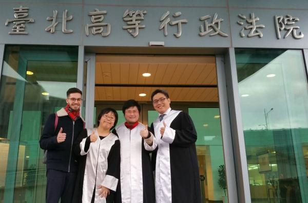 蠻野心足生態協會律師16日收到台北高等法院判決，亞泥爭原保地訴訟遭駁回，呼籲亞泥莫再興訟。 圖：蠻野心足生態協會提供