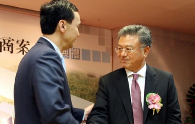 民視總經理陳剛信（右）出席16日民視董事會議後，決定留任民視副董事長一職。 圖：中央社資料照片