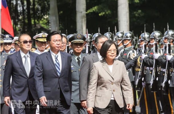 總統蔡英文（前右）16日出席陸軍官校舉辦的「黃埔建軍92週年校慶」，首次以三軍統帥身分校閱儀隊。 圖：中央社