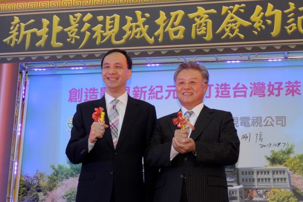 已請辭民視總經理一職的陳剛信(右)16日晚間發表聲明。圖為「新北影視城開發招商案」簽約典禮，由新北市長朱立倫（左）與時任民視總經理陳剛信（右）代表簽約 圖：中央社資料照片