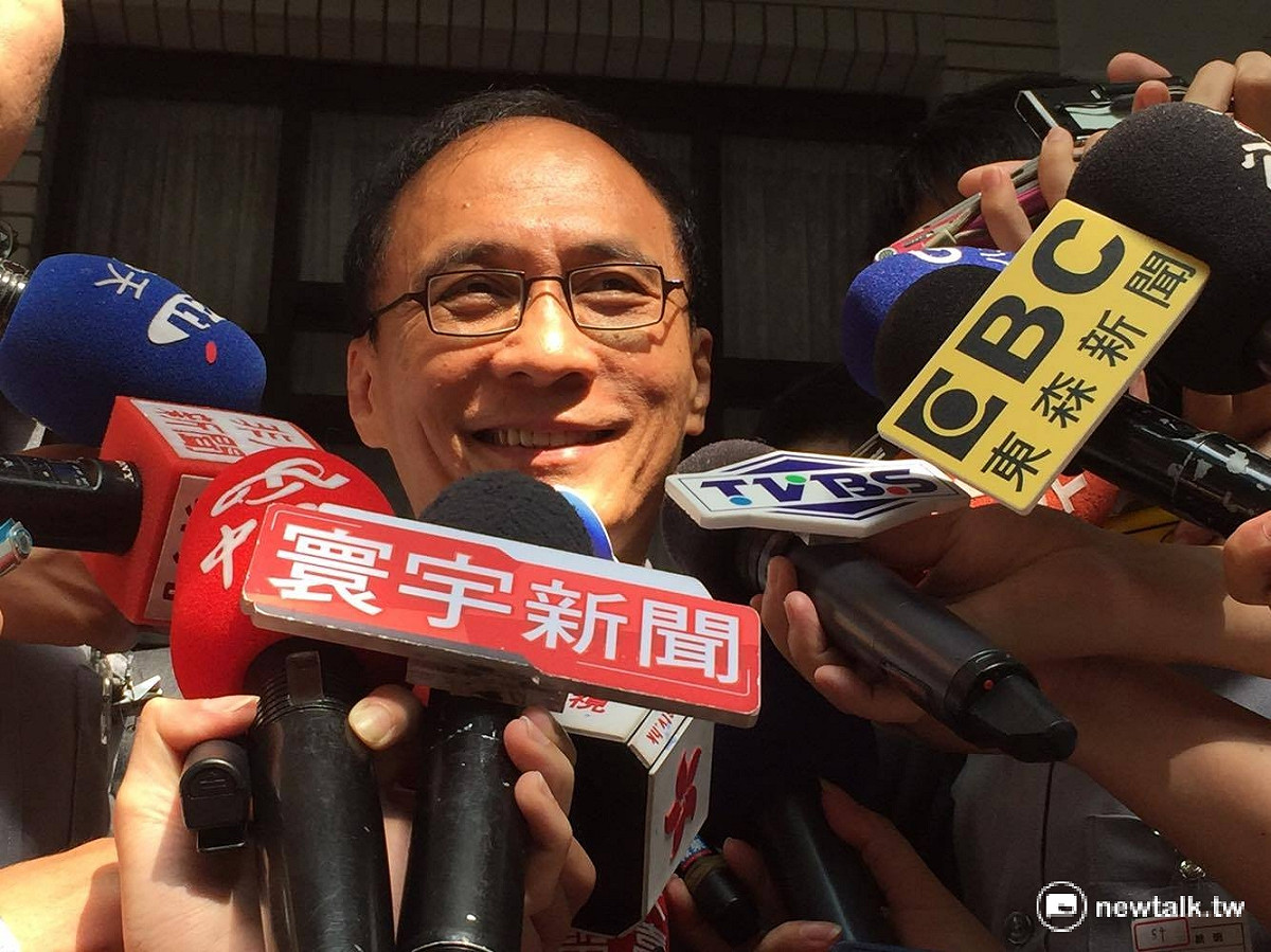 行政院長林全17日在立法院受訪時表示，大學也是一個大機構，應該掌控用電型態，提升節電效能。 圖：鄭佑漢/攝