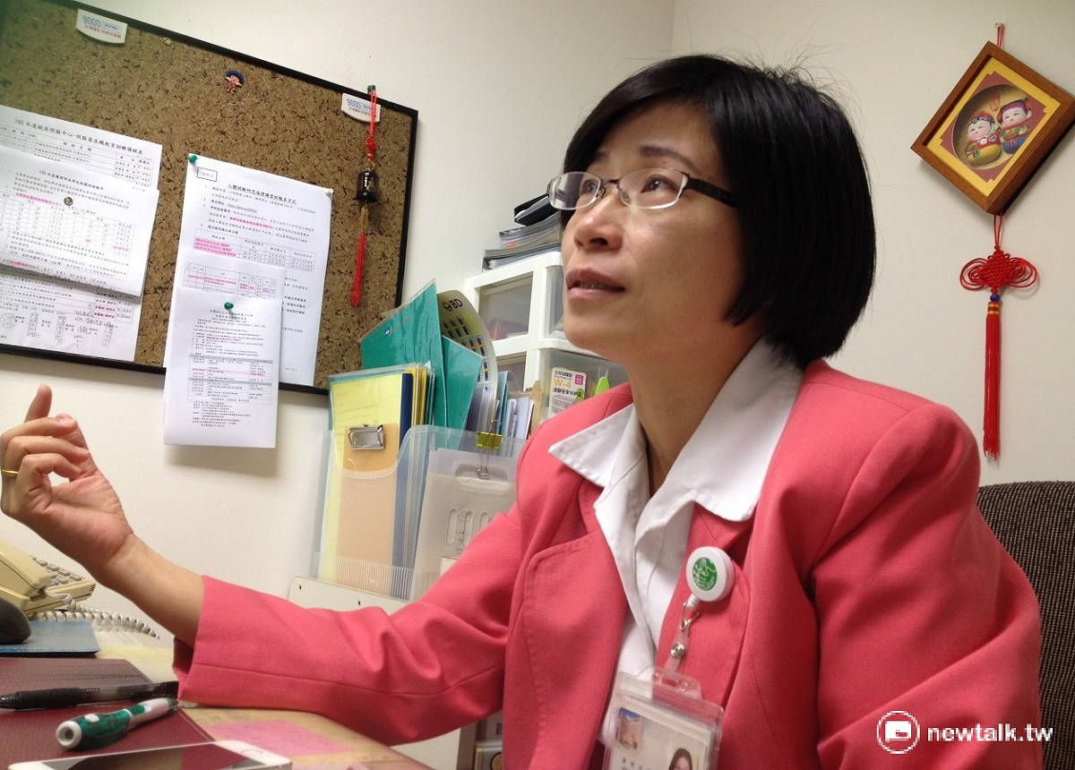 新光醫院護理長莊麗敏去年忙於照顧塵爆大量燒傷病患，無暇抽空多回南部老家照顧病重父親，塵爆周年前夕憶及亡父，一度哽咽落淚。 圖：周富美/攝