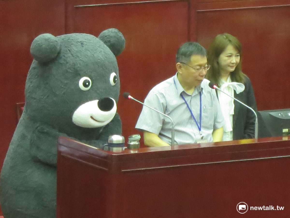 台北市長柯文哲與世大運吉祥物熊讚先前赴議會備詢。 圖：新頭殼資料照片