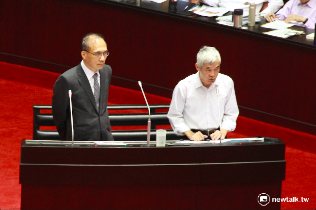 交通部長賀陳旦（右）17日在立法院備詢，針對媒體爆料在北市大安區東豐街的房子是「釘子戶」。賀陳旦澄清自己在東豐街沒有房子，不知道為何有此傳言。 圖：鄭佑漢/攝