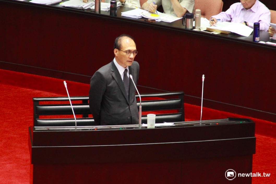 針對政務委員張景森不斷在臉書上發表爭議性言論，國民黨立委王惠美質問行政院長林全，「是否有考慮撤換？」 圖：鄭佑漢/攝