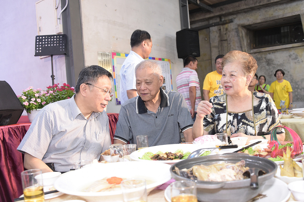 台北市長柯文哲17日晚間和爸媽一同出席文山區綠竹筍活動，柯媽媽被問到測謊捉內鬼一事，直說「這樣的行為不可以」。 圖：台北市政府提供