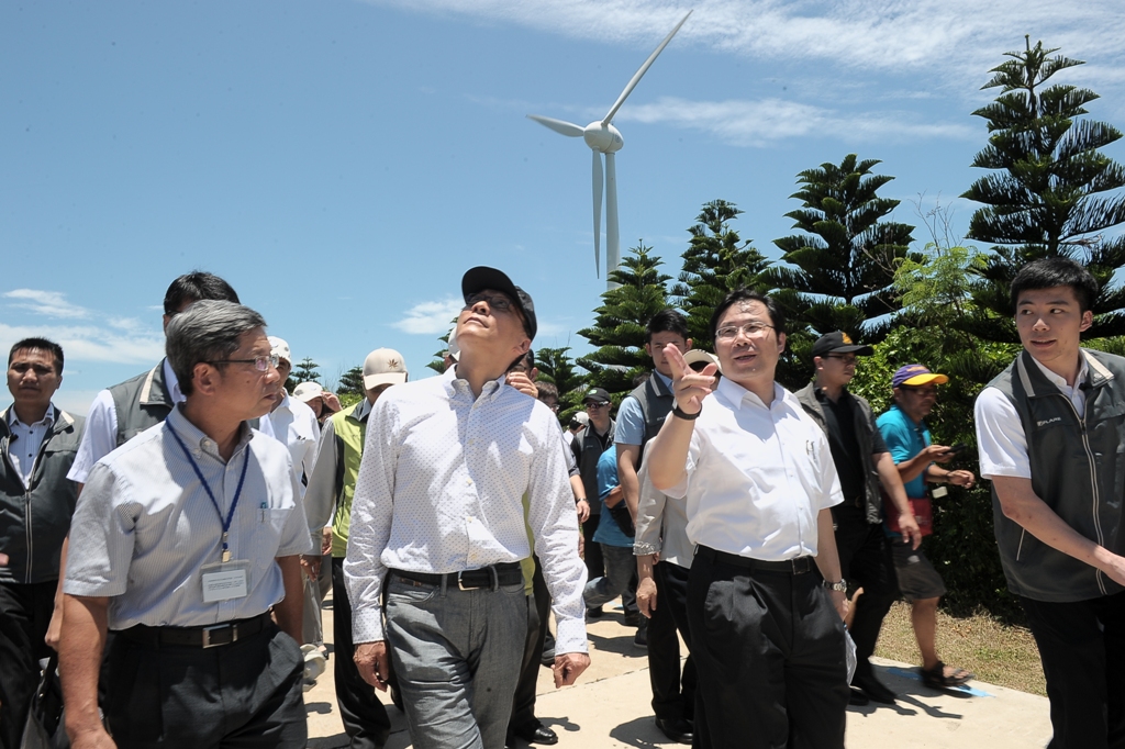行政院長林全18日前往澎湖視察「中屯風力園區」。 圖：行政院提供