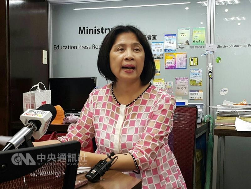 教育部高教司長李彥儀宣布105學年度學雜費審議結果。 圖：中央社