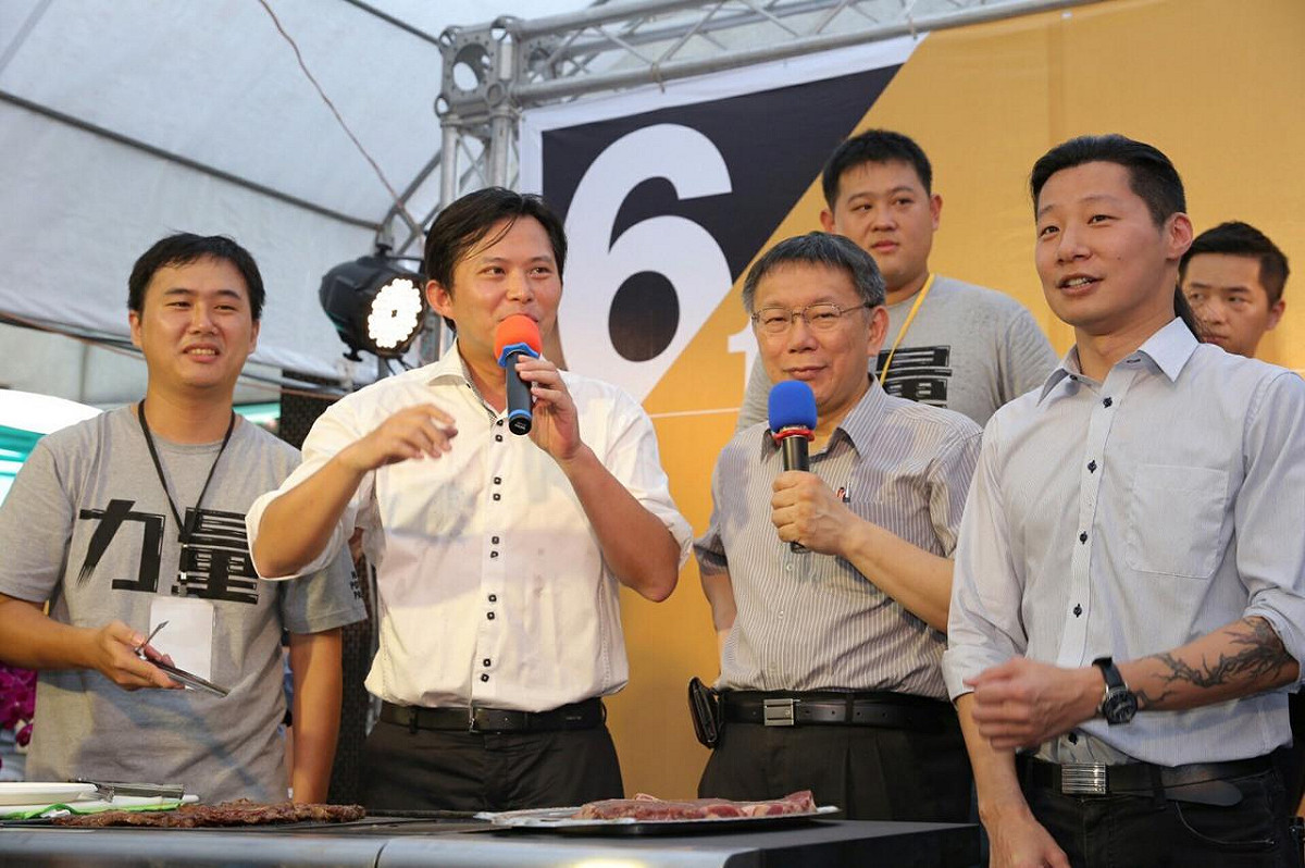 台北市長柯文哲(左2)19日下午出席時代力量台北市黨部本部成立大會，黨主席黃國昌祝福柯P帶領市政進步。 圖：時代力量黨團提供