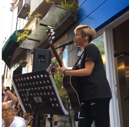 香港藝人何韻詩19日下午在上環舉辦「有種的漂亮 The Beauty of WE」免費音樂會，拒絕中國一切形式打壓。 圖：翻攝自臉書