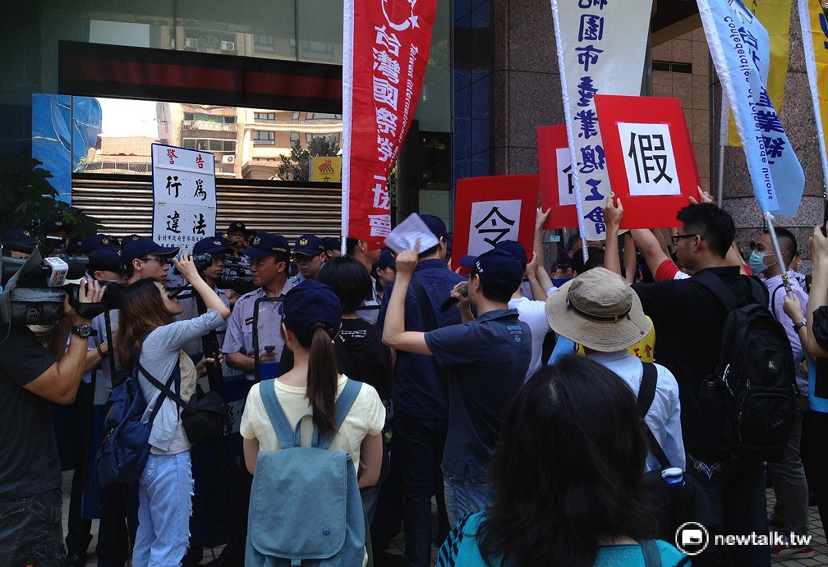勞工團體20日赴勞動部要求恢復勞工7天假，過程中一度與警方發生小規模推擠。 圖：周富美/攝