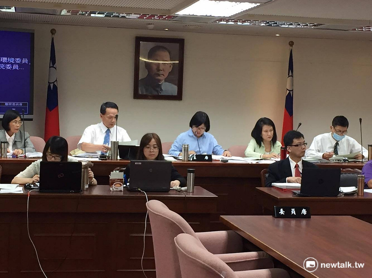 立法院衛環委員會20日審查《廢棄物清理法》，初審通過未來焚化爐必須優先處理「一般廢棄物」，若是有餘裕，將由環保署統一調度。 圖：鄭佑漢/攝