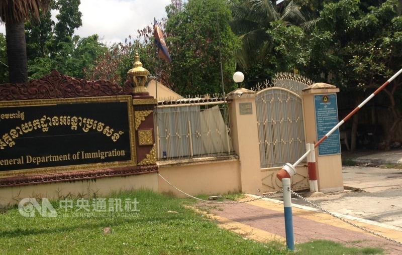 被逮捕的13名台籍電信詐騙犯，目前正被關押在金邊機場附近的移民局看守所內。 圖：中央社