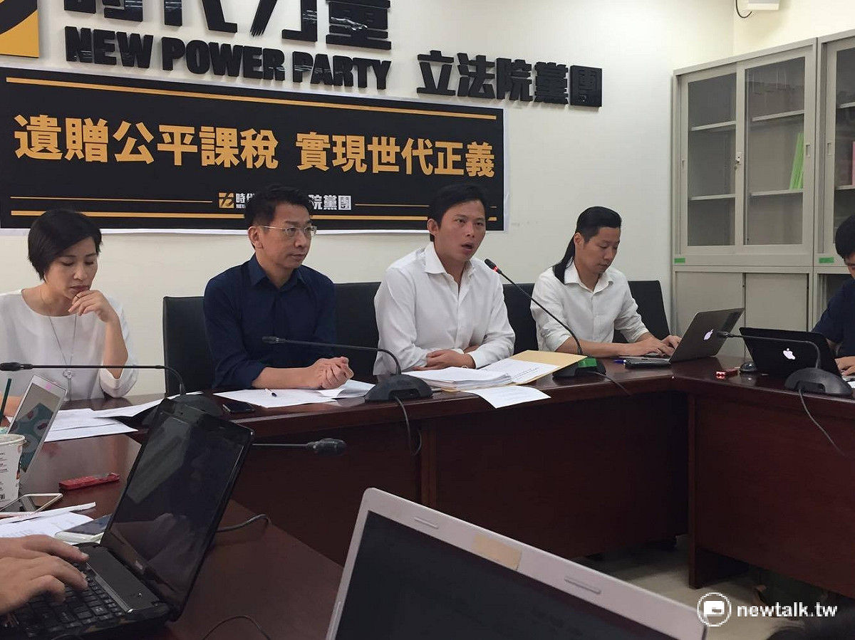 時代力量黨團21日召開記者會提案調高遺贈稅稅率，以實現稅制改革與世代正義。 圖：鄭佑漢/攝