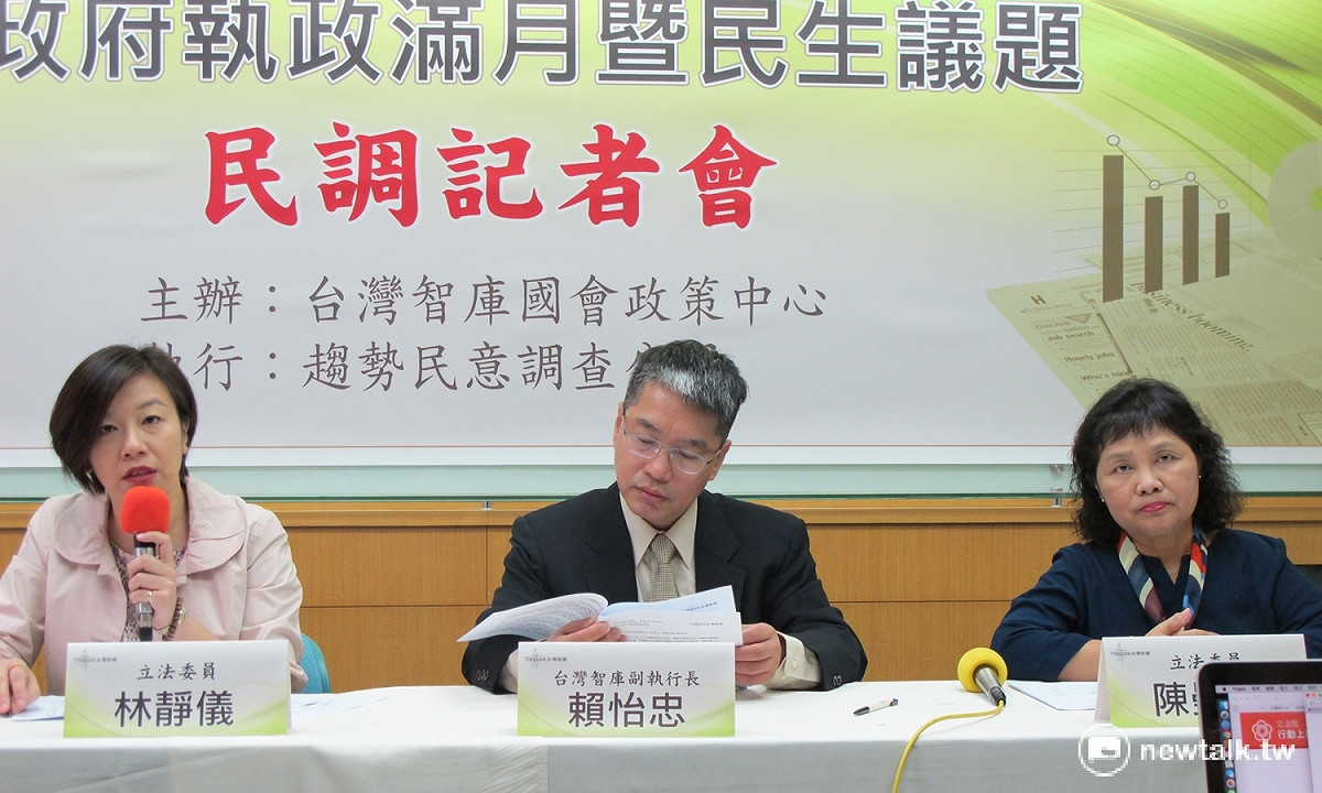 台灣智庫21日發布最新民調，出席者包括民進黨立委林靜儀（左起）、智庫副執行長賴怡忠及民進黨立委陳曼麗。 圖：林朝億/攝