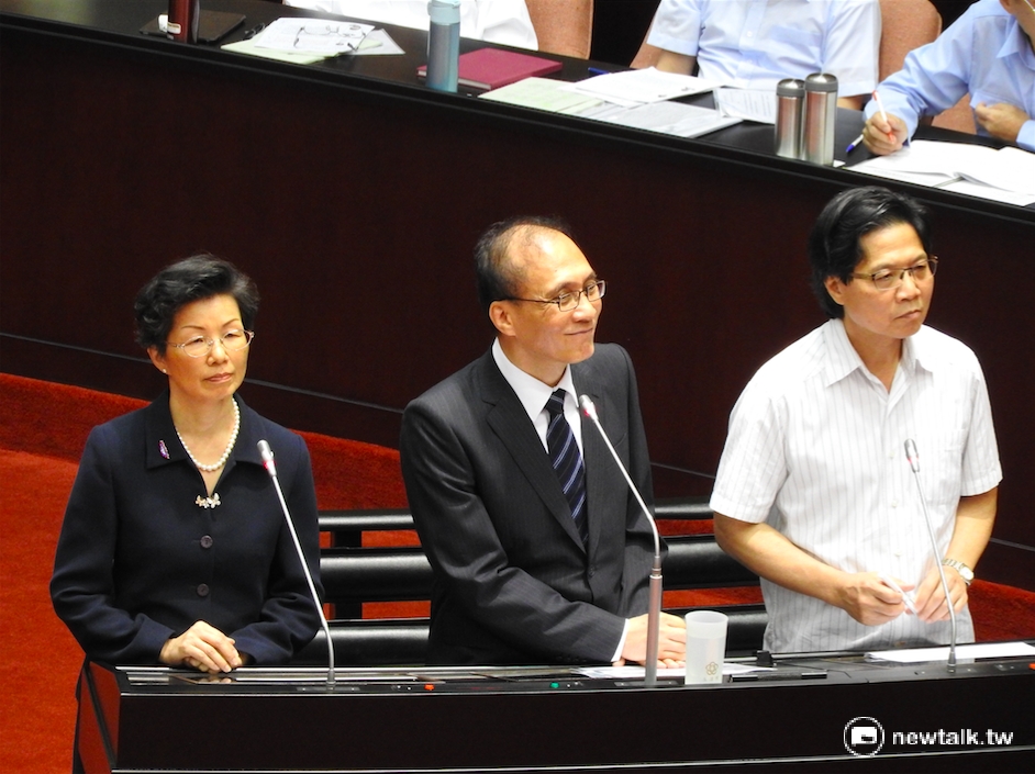 內政部長葉俊榮（右）21日表示，政府重視新住民權益的議題，但是，陸、外配中間確實有結構上的差異。
 圖：鄭佑漢/攝