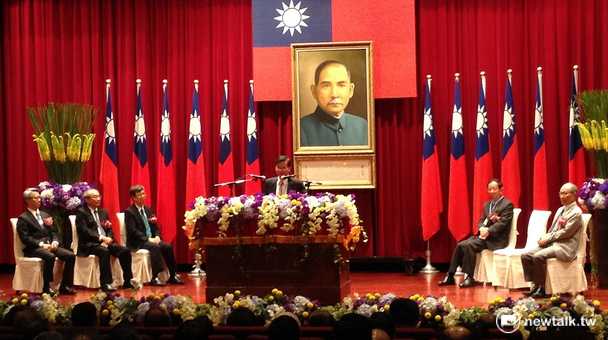 前中研院長翁啟惠(中)參加新舊院長交接典禮致詞時指出，對於過去的所作所為「問心無愧」。 圖：周富美/攝