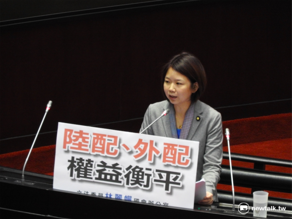 國民黨立委林麗蟬21日在立法院針對放寬「陸配取得身分證年限」議題質詢。 圖：鄭佑漢/攝