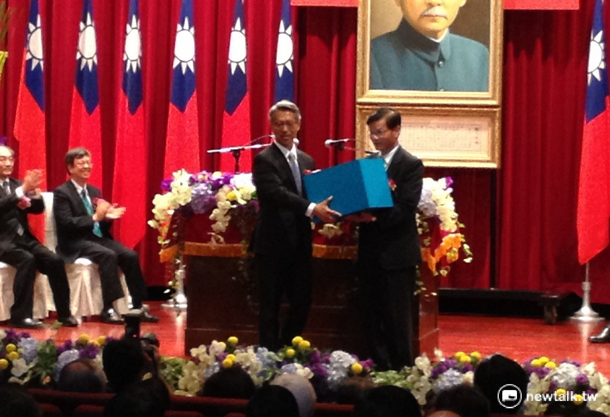 中研院新任院長廖俊智(左)與前任院長翁啟惠交換禮物。 圖：周富美/攝