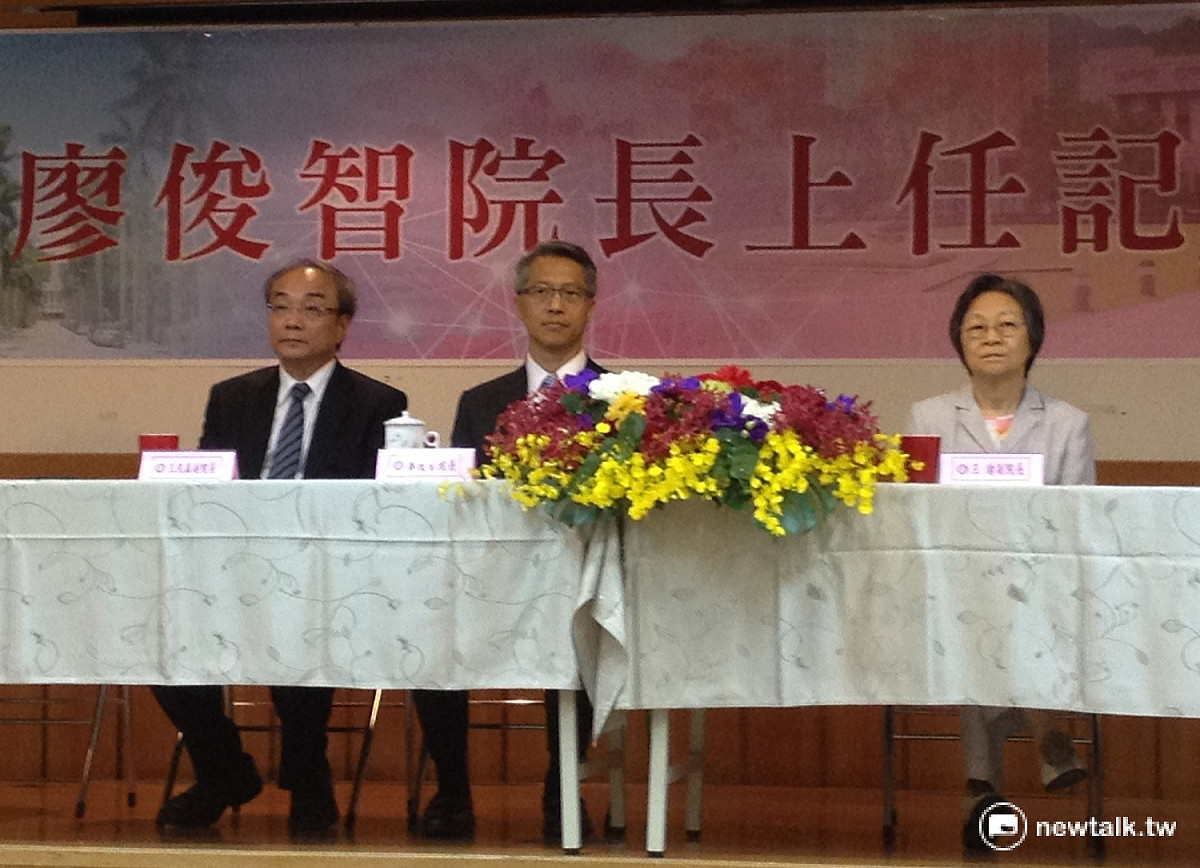 中研院院長廖俊智(中)在交接典禮後舉辦記者會，他表示日後將發展跨界合作並積極培育人才。 圖：周富美/攝