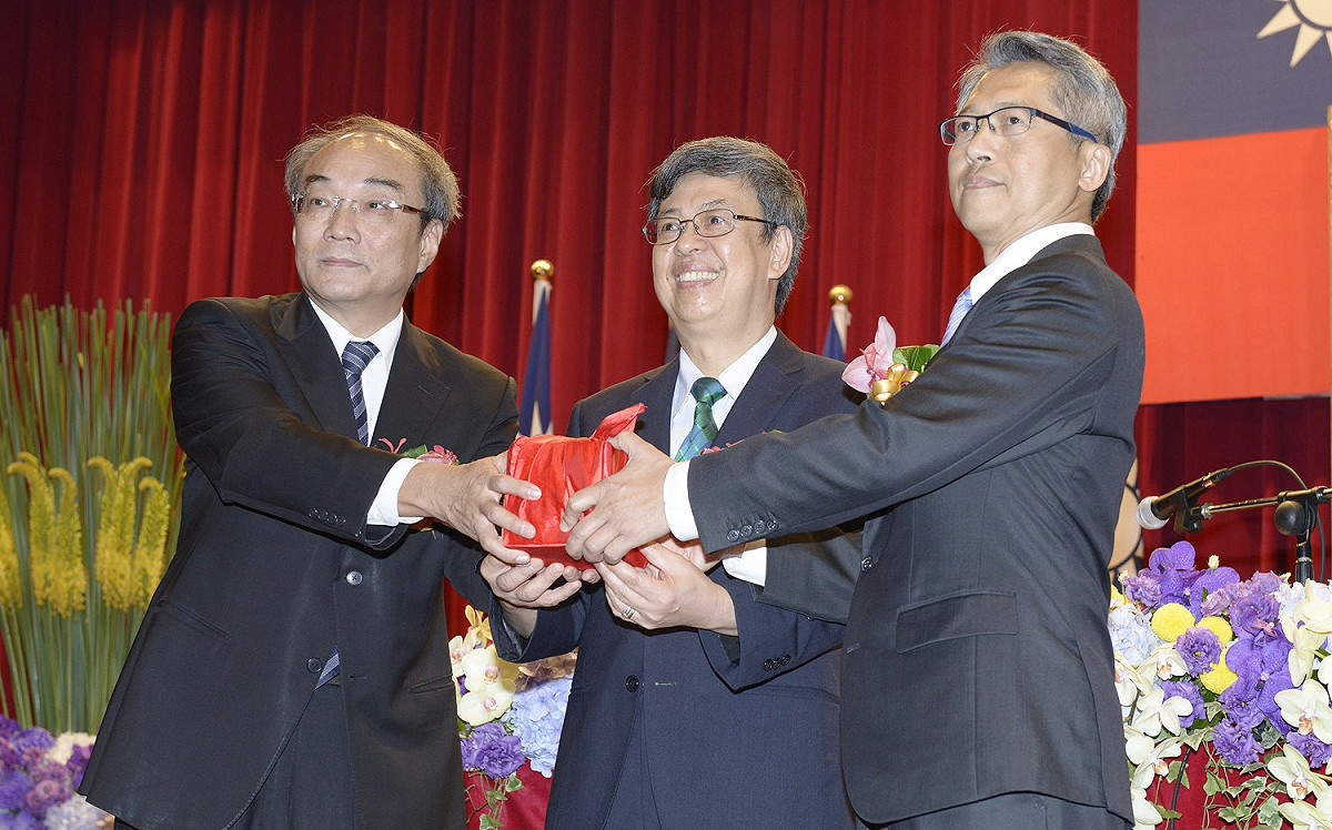 副總統陳建仁(中)21日出席中研院代理及新任院長交接典禮，並當場監交印信。 圖：中研院提供