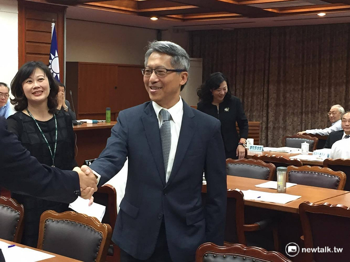 新任的中研院院長廖俊智（中）21日首度到立法院教育及文化委員會列席備詢。 圖：鄭佑漢/攝