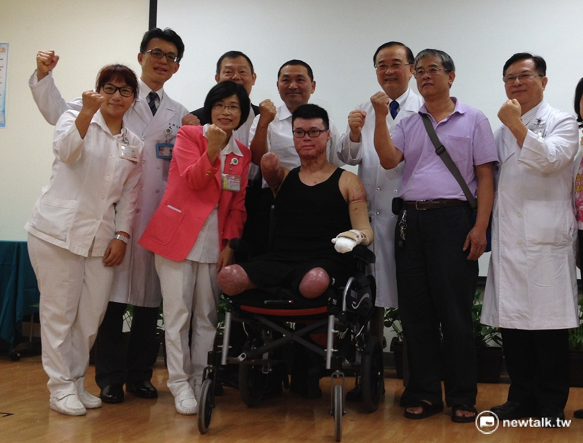 新光醫院22日上午舉辦八仙塵爆週年傷友支持會，因傷勢嚴重手腳均截肢的黃博煒(前左3)備受關注。 圖：周富美/攝