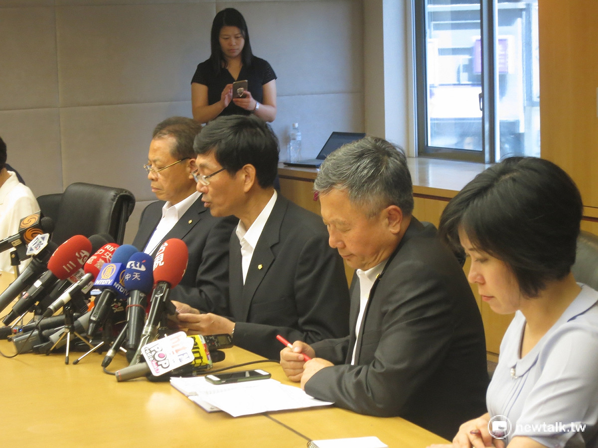 針對空服員取得罷工權，華航總經理張有恒22日召開記者會親上火線說明。 圖：呂佳峻/攝