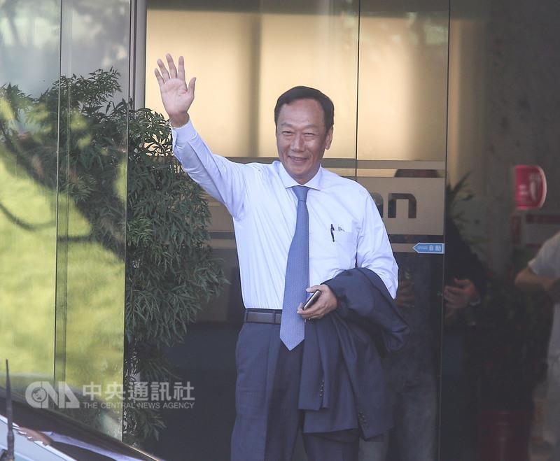 鴻海22日舉行股東會，鴻海董事長郭台銘抵達現場時，向等候的媒體揮手致意。 圖：中央社