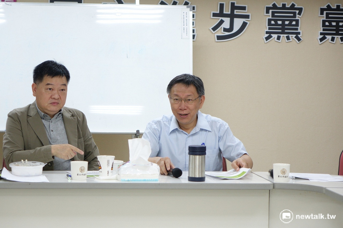 針對世大運爭議，台北市長柯文哲(右)22日強調，世大運場館進度並無落後。至於體育局長懸缺，將交由秘書長蘇麗瓊徵選。 圖：呂佳峻/攝