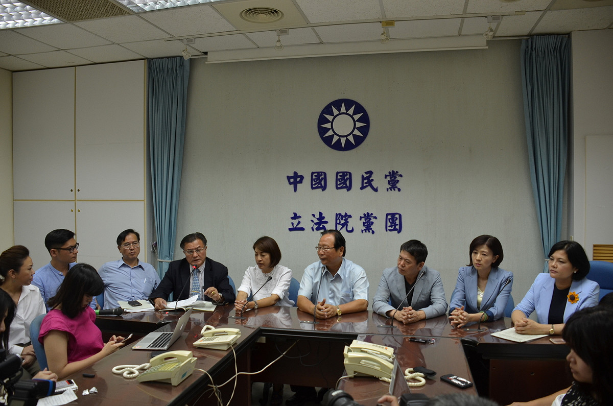 立法院司法與法制委員會22日續審綠版《促進轉型正義條例》草案，不過國民黨因人數弱勢，表決都遭否決，因此，在高喊多數暴力後，全數退席抗議。 圖：國民黨團提供