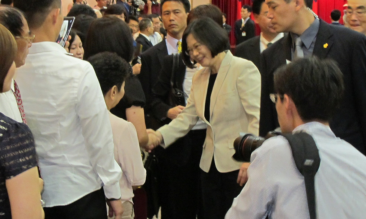 國防部舉行三軍將官晉任布達及授階典禮，總統蔡英文23日向前來觀禮的眷屬祝賀。 圖：林朝億/攝