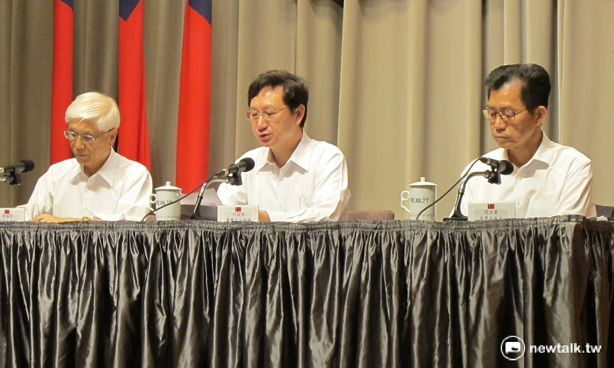 行政院23日召開院會，會後並由發言人童振源（中）進行說明。 圖：林朝億/攝