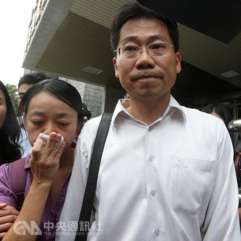 內湖女童命案首度開庭，小燈泡媽媽在受訪時含淚表示，「我們希望失去小燈泡，換回的不只是一輩子無邊無際的傷痛，也能喚起大家的重視。」 圖：中央社