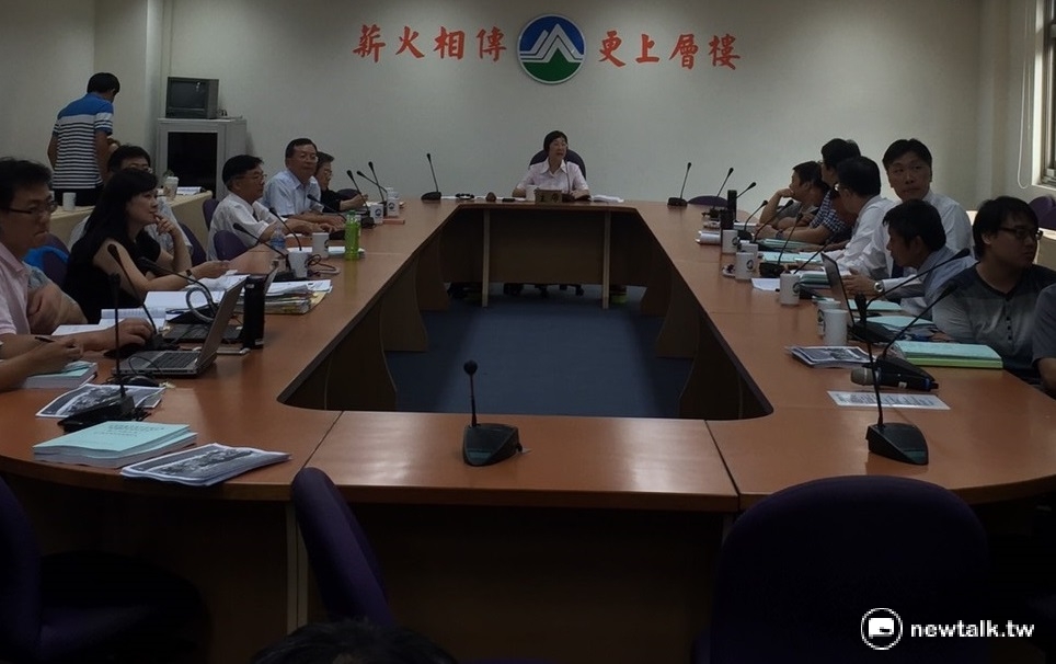 環保署23日下午召開第4次「花蓮理想大地渡假村環評專案小組會議」，會中決議業者不得抽用地下水。 圖：周富美/攝