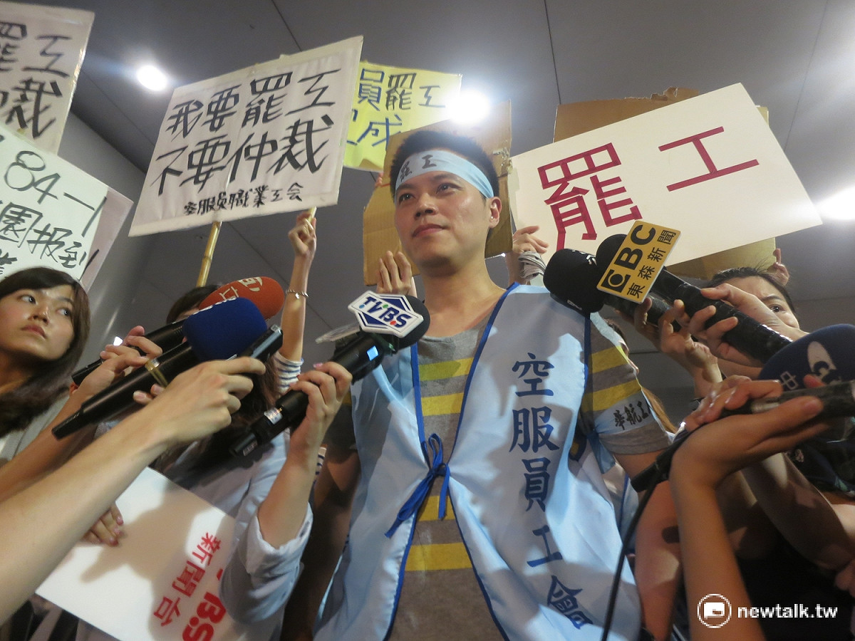 華航空服員史上第一次罷工，工會理事沈家源也向總統蔡英文喊話，盼蔡英文能夠支持。 圖：呂佳峻/攝