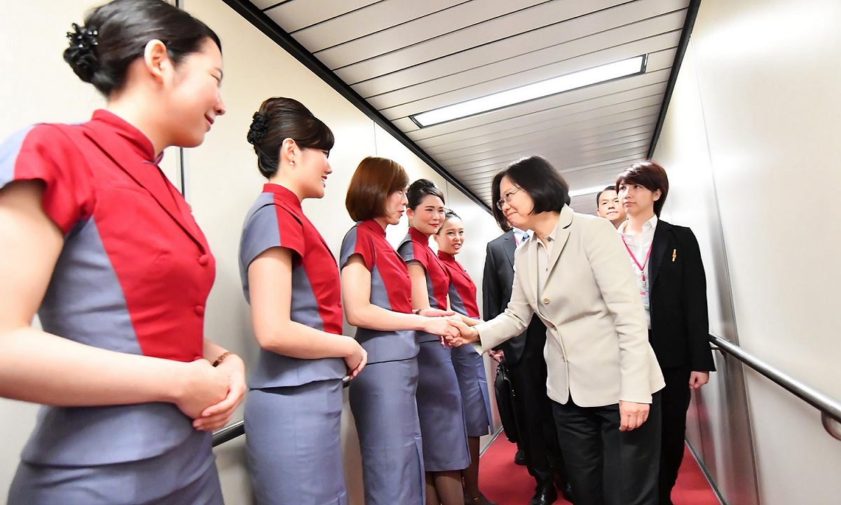 總統蔡英文24日從桃園機場搭機展開任內首度出訪行程時，向華航空服員握手致意。 圖片來源：總統府提供