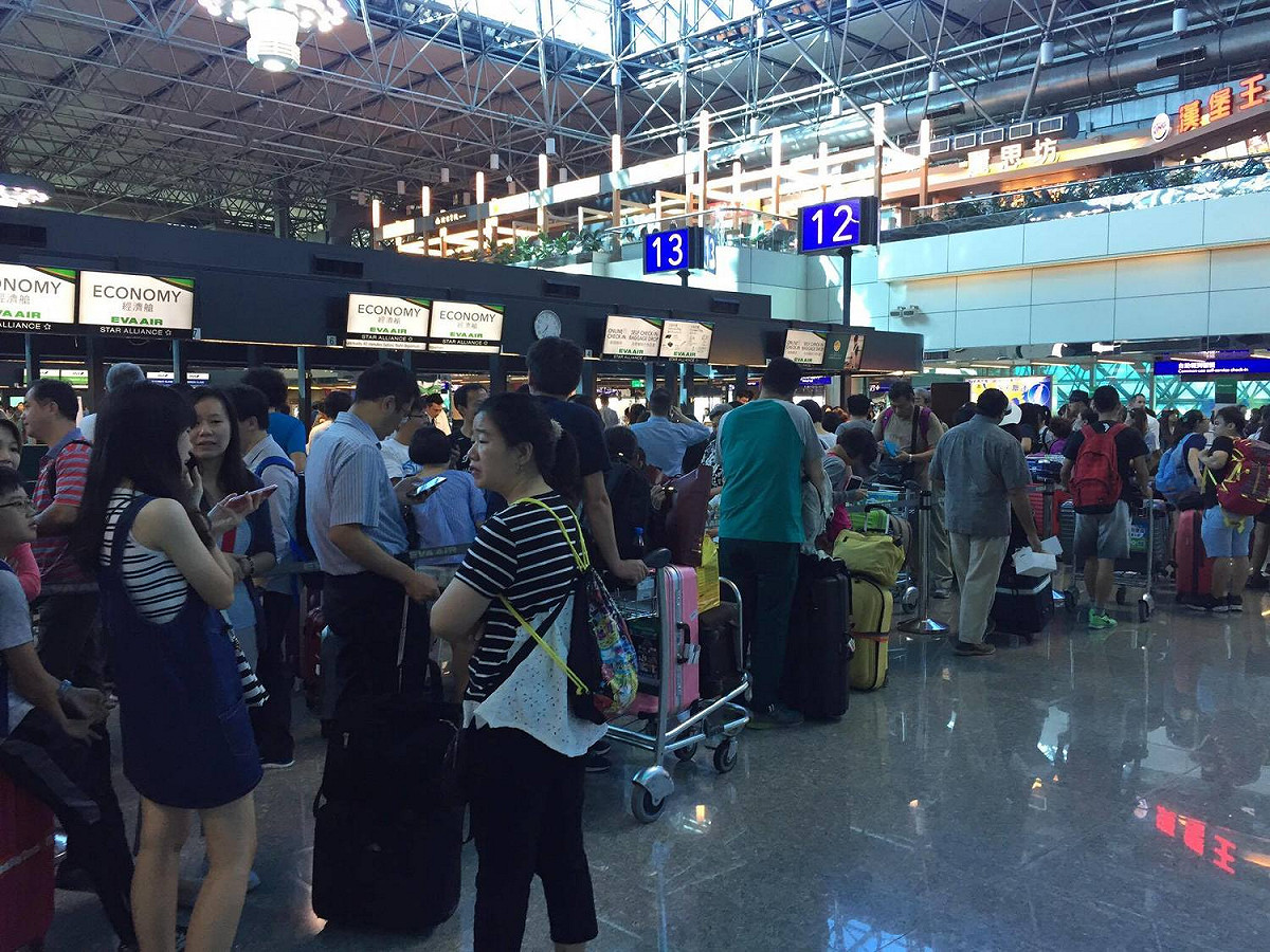 華航班機停飛，一早桃園機場仍有大批旅客排隊報到。 圖：網友提供