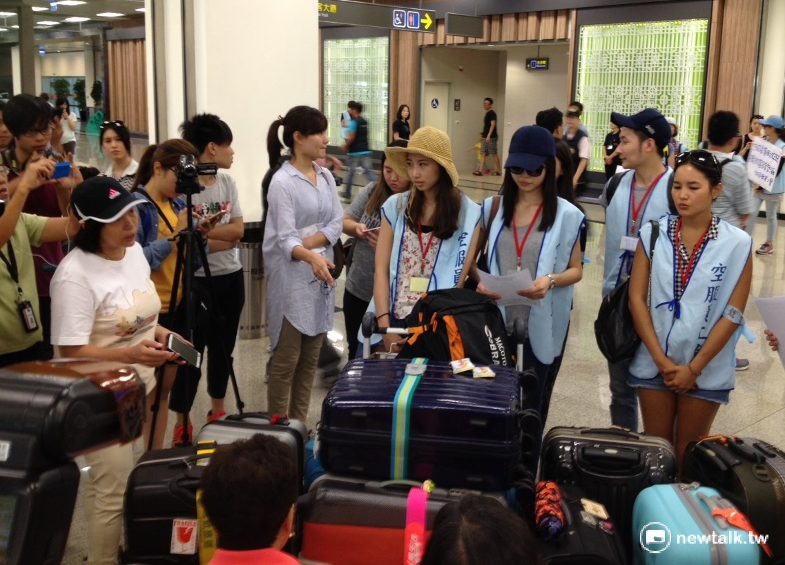 華航空服員24日在松山機場解說罷工始末，因班機取消旅程遭延誤的團體旅客當場飆罵，空服員聽訓並致歉。 圖：周富美/攝