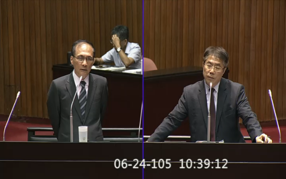 民進黨立委黃偉哲24日在立法院總質詢時問行政院長林全，針對23日民進黨立委段宜康在臉書爆料，華航高層舉辦歡送董事長孫洪祥餐敘的看法，林全回應，非常離譜。不過華航24日也回應澄清，收到工會罷工消息後，立刻就取消餐敘。 圖：翻攝自立法院ivod