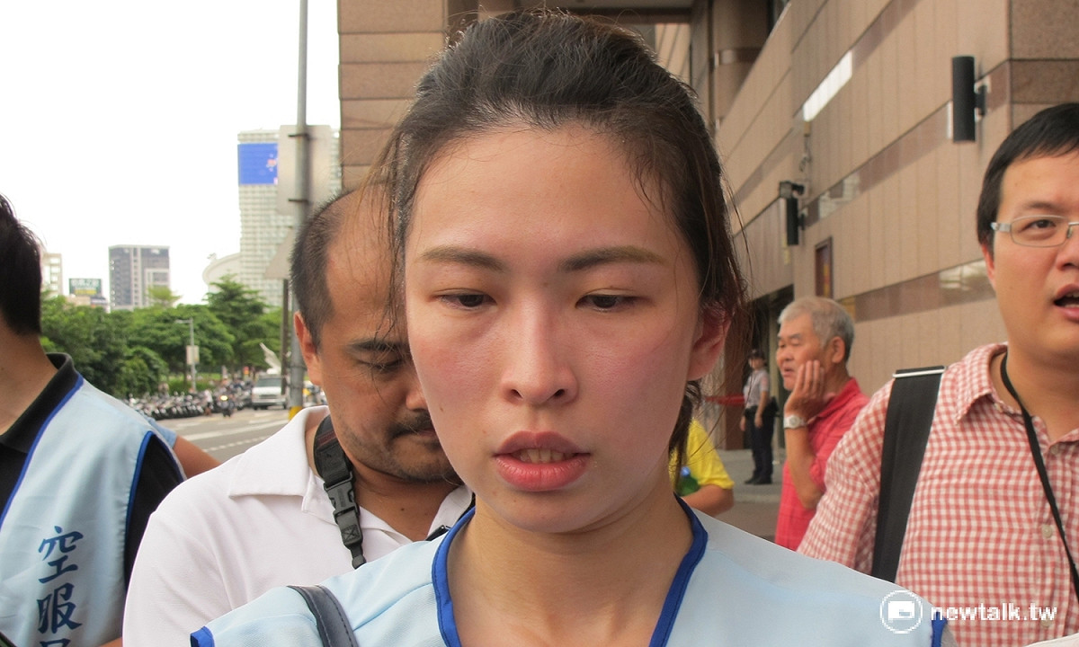華航高雄空服員林品君24日受訪表示，有其他同仁受到管理階層威脅要解雇。 圖：林朝億/攝