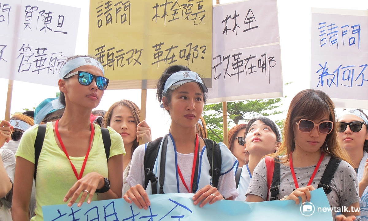 華航空服員24日下午到民進黨中央陳情抗議。 圖：林朝億/攝